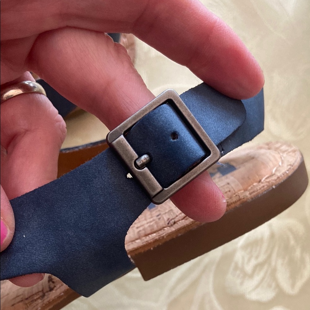 Korks Skylar Blue Denim Thong Sandals
Size 7 - Picture 8 of 11
